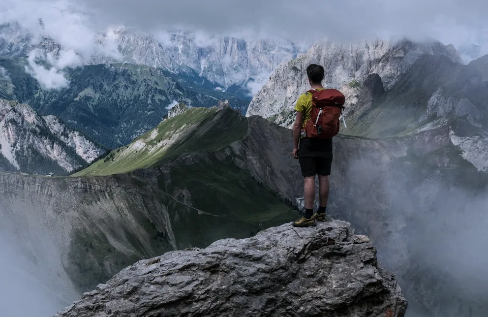 Professionnel face à un paysage de montagne
